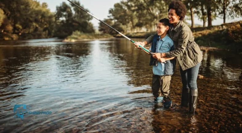 mother-teaching-her-son-how-to-catch-a-fish